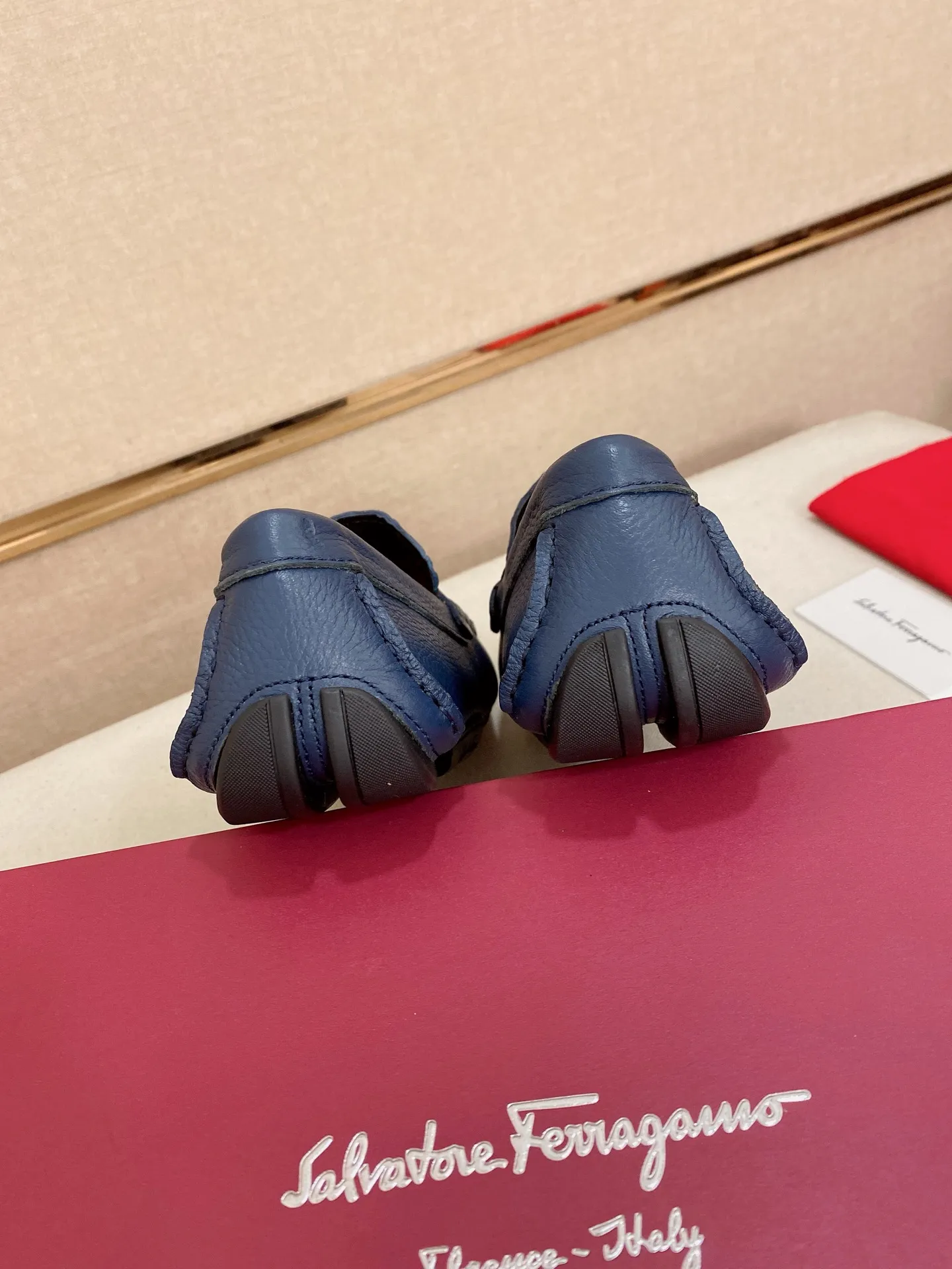 Men's shoes💰: 560💰High-end quality! Ferragamo🆕🆕Exclusive hot-selling products in stock🔥🔥New products on the shelves, high-quality Ferragamo men's pea shoes, high-end casual driving shoes, with complete packaging! 💪 💪 Material: imported first-layer pebbled cowhide 🐂 + imported high-quality water-dyed cowhide lining + wear-resistant outsole 👍🏻👍🏻 Features: high-end and comfortable, purely handmade 🚀 🚀 Create the perfect shoe that suits you best 🔥 🔥 Size: (38-44) 45 standard size can be customized!
